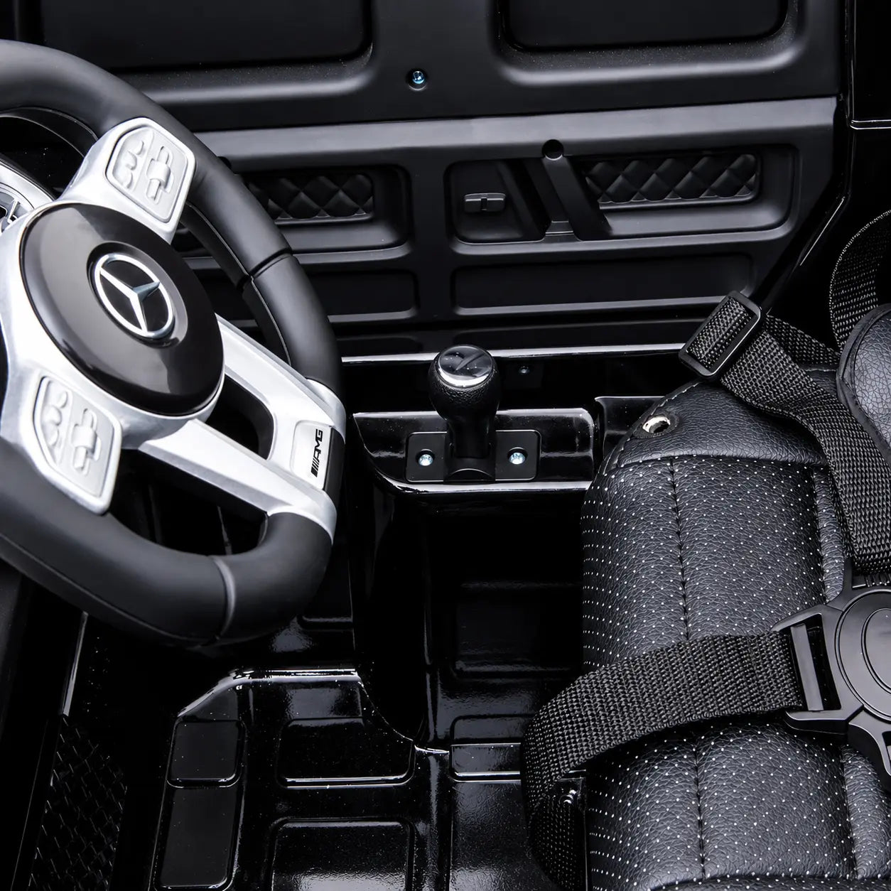 Mașinuță Electrică KIDOO pentru Copii Mercedes-Benz AMG G63, Licență Oficială, 12V, 2 Motoare x 30W, Telecomandă Parentală 2.4G, Bluetooth, USB, Radio FM, Faruri LED, Suspensii, Centură de Siguranță, 3–5 km/h, 105 x 65 x 55 cm