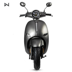 Scuter Electric N-Moto LX06 Gri – Motor BOSCH 2300W, Viteză 25 km/h, Fără Permis, Dimensiuni 1865x700×1113mm, Greutate 90Kg, Autonomie 60 km, Baterie Lithium 60V, COC & EEC + Carte Rar (CIV) + Cadou Tricou N-Moto