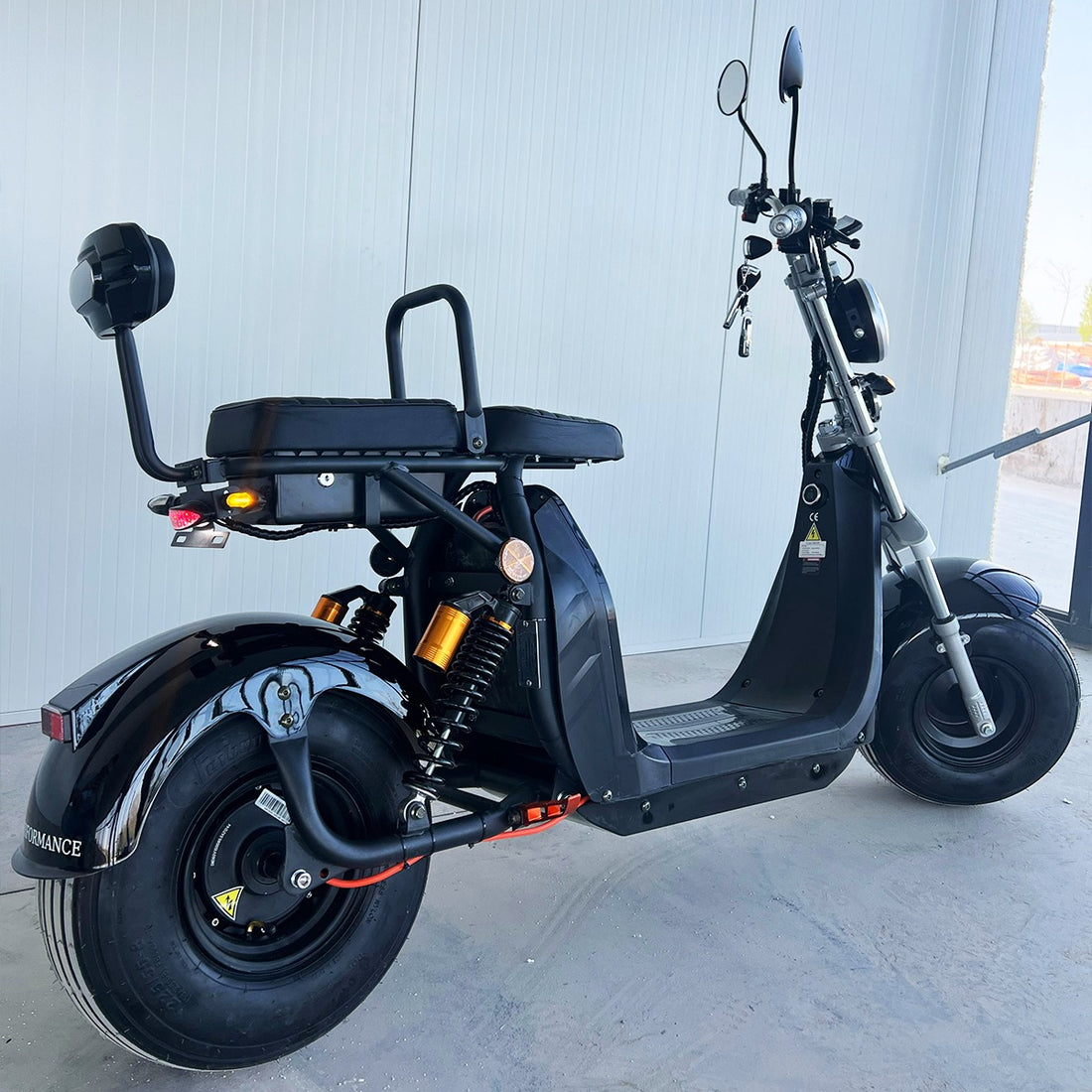 Scuter Electric 2 Persoane, Viteză Limitată 25 km/h – Fără Permis, Viteza maxima 45 km/h, Autonomie 45 km, Motor 1500W, Baterie 20Ah, Suspensie Hidraulică, COC Inclus