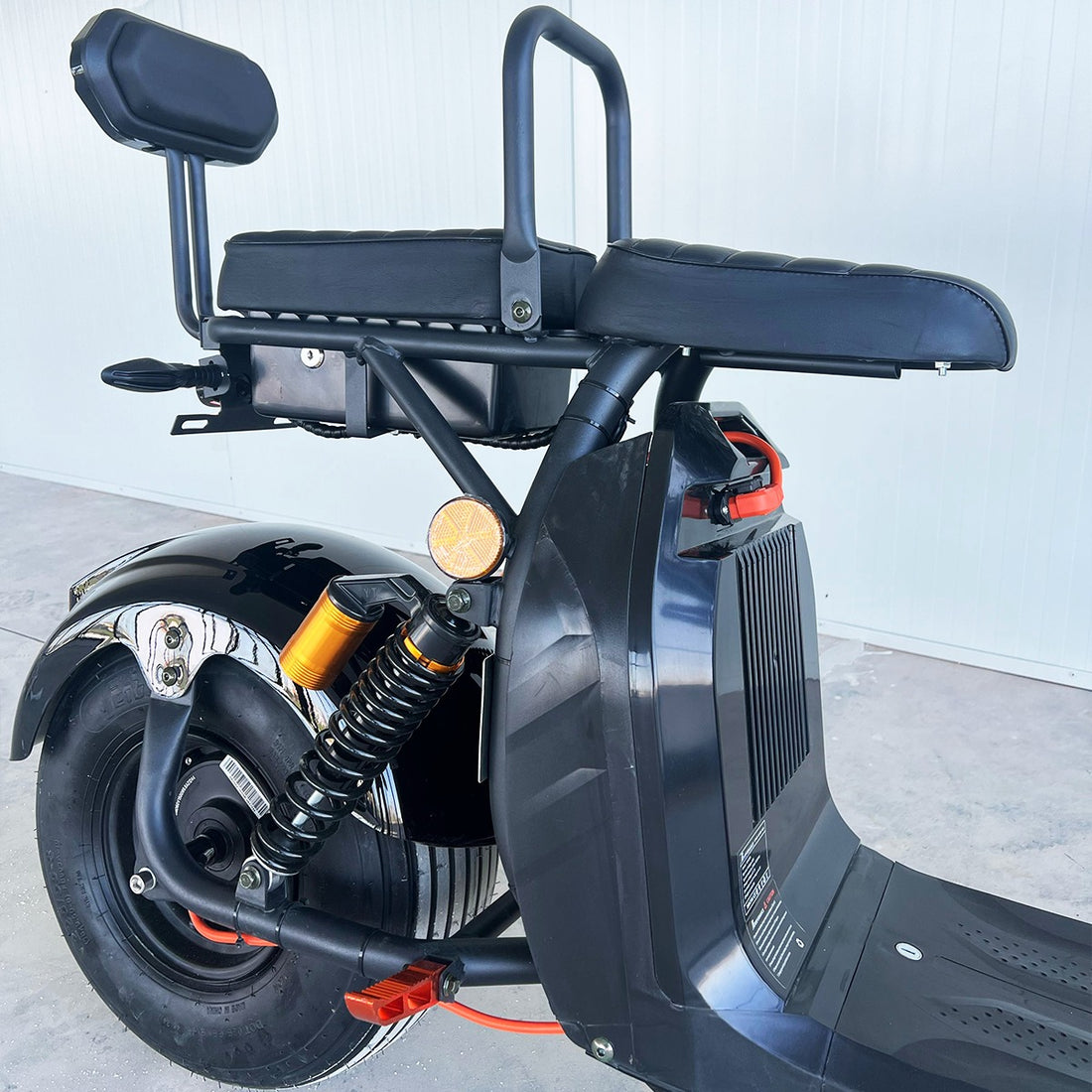 Scuter Electric 2 Persoane, Viteză Limitată 25 km/h – Fără Permis, Viteza maxima 45 km/h, Autonomie 45 km, Motor 1500W, Baterie 20Ah, Suspensie Hidraulică, COC Inclus