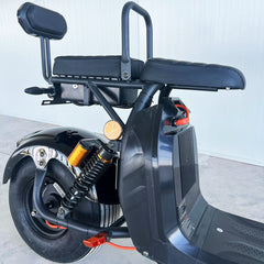 Scuter Electric 2 Persoane, Viteză Limitată 25 km/h – Fără Permis, Viteza maxima 45 km/h, Autonomie 45 km, Motor 1500W, Baterie 20Ah, Suspensie Hidraulică, COC Inclus