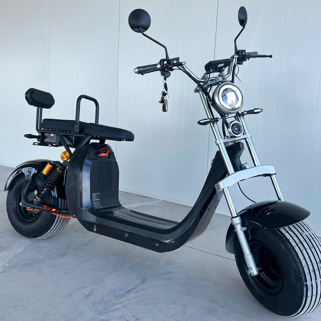 Scuter Electric 2 Persoane, Viteză Limitată 25 km/h – Fără Permis, Viteza maxima 45 km/h, Autonomie 45 km, Motor 1500W, Baterie 20Ah, Suspensie Hidraulică, COC Inclus