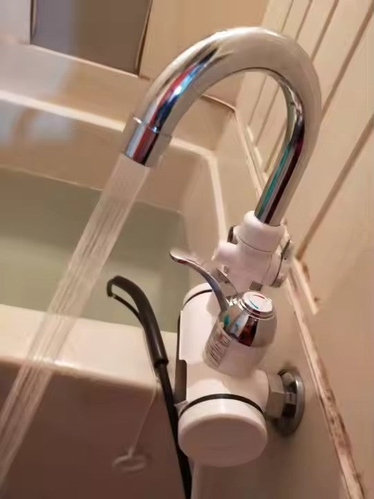 Robinet Electric cu Duș AT PERFORMANCE®, Incalzire Instantanee, 3KW, Display LCD, Apa Fierbinte în 3 Secunde – Cu Furtun 150cm și Pară de Duș Incluse